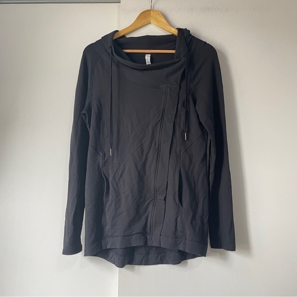 Lululemon Coast Easy Wrap in Black - Picture 2 of 9